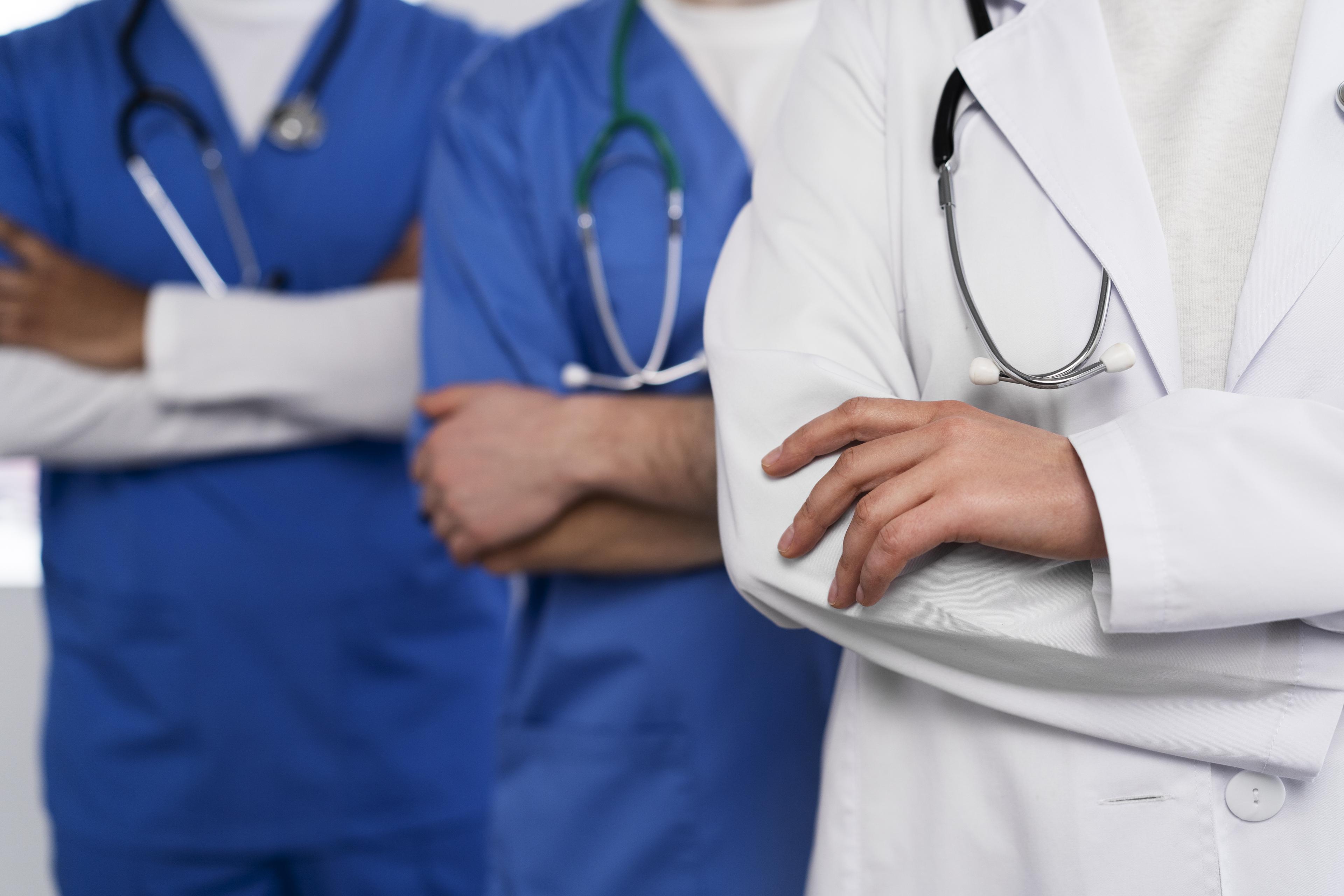 Equipe de médicos em reunião profissional